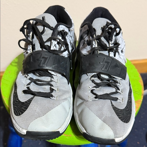 Nike Black and Gray Athletic Shoes - Picture 3 of 4